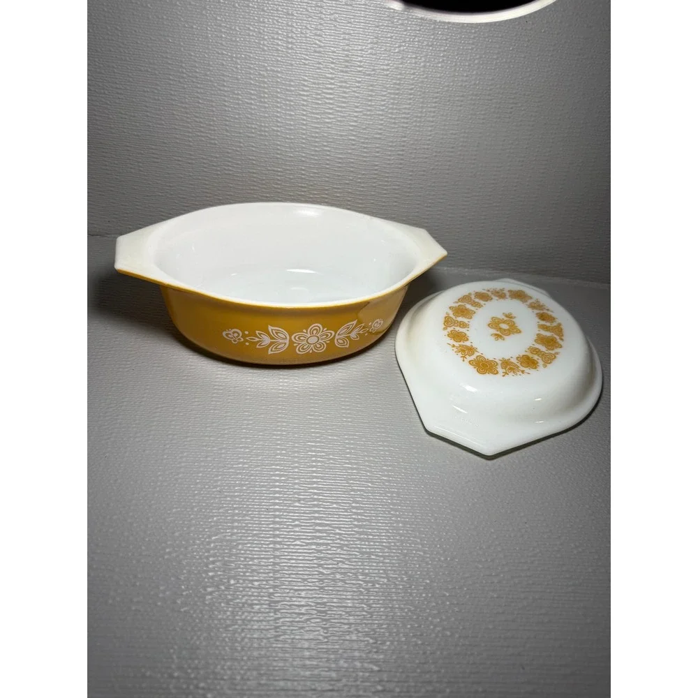 Vintage Pyrex Butterfly Gold 043 Oval Casserole Dish with Lid 1.5 Quart Yellow